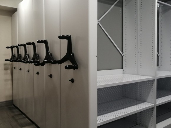 Перфорированные полки для одежды
