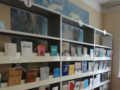 Выставочные стеллажи